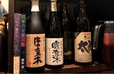 棚に並ぶ酒瓶